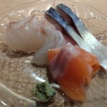 すしやのたい悟 - ひらすずき、〆鯖、キングサーモンとマスのかけあわせ、信州安曇野養殖（卓上醤油）