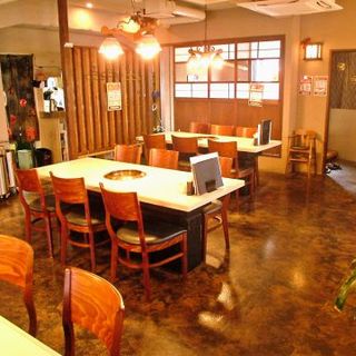 広々として落ち着いた雰囲気のテーブル席。気軽な飲み会・宴会にもおすすめ。