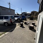 とんかつ亭有家 - 裏の駐車場＆喫煙スペース