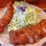 とんかつ桂 - 盛り付け中にエビが転がってしまった結果