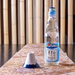 富士の食事処 白米 - ドリンク写真:富士山ラムネ