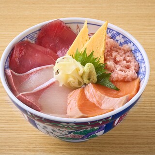 ランチメニュー：海鮮丼、定食などを満喫※販売がない店舗あり。