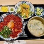 肉刺しとホルモン トラコ - 純生　ユッケ丼