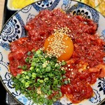 肉刺しとホルモン トラコ - ユッケ丼　アップ