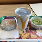 マクドナルド - 料理写真:暫く待つとモニターに番号が出て照り焼きマックバーガのセット600円の出来上がり。