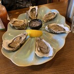 Burger & Lobster - 料理写真:現地産という生牡蠣は身を守る洗わぬ海水の塩気だけで食べてちょうだいよ、という布陣。これを甘露といい、リスト左上にあったピノ・グリージョが「あ！　」という間に消え失せる。