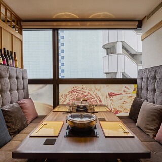 周りの目を気にせずしゃぶしゃぶを。平日のディナーの個室利用者のみ、喫煙可能。