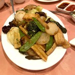Golden Dragon  - 野菜炒めと言いながら豆とか穀類が目立つ。