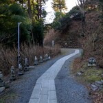 クローバーステーキハウス - 境内の歩道