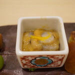 味ひろ - ●海鼠とこのわた
      コリッとしたナマコの強い食感にこのわたのえんみがナチュラルに合致し、問答無用でお酒を誘う。