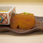 味ひろ - ●カラスミ、蟹のふくさ焼き
      じっとりと趣きのある旨さを放つカラスミ。
      蟹と玉子の乾いた香ばしさを一つにエアリーな一口を表現する蟹のふくさ焼き。