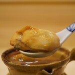 味ひろ - 土手鍋に浸かっていながらも驚くほどにレアのまま。禁断の咀嚼から生まれる磯感あふれる綺麗な香りで一口をグッと満たす。