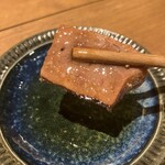 286398493 - 麻薬レバーをごま油のタレにつけて