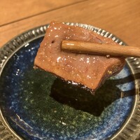 焼肉 牛者 - 麻薬レバーをごま油のタレにつけて