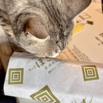 ほさか味の店 - 我が家の猫ちゃんも食べたそう！（多分海苔を）