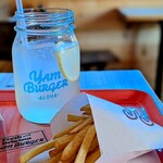 YAM BURGER - ポテトは細めのシューストリングス、お子さんが食べやすいヤツです。レモネードソーダは甘さが程よく、とっても美味しかったです。