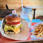 YAM BURGER - お願いしたのは、チーズバーガーの ポテトセット。
ドリンクは、レモネードソーダをチョイスしました。
（島民割引が10%？で1,800円位でした）