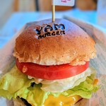 YAM BURGER - 全粒粉バンズがふんわり、少し甘さも有って美味しいです。
厚切りトマトに新鮮なレタスも善き♪