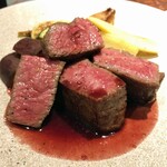 ビストロ シン モモタロウ - ビストロ シン モモタロウ　「群馬産黒毛和牛ランプのステーキ ソースフランボワーズ」4400円