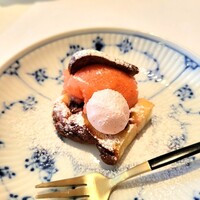 ル コルヴェール - デザート。パウンドケーキの上に、イチゴのソルベがのっていました。
