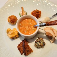 ル コルヴェール - 前菜８種。真ん中はスープ。少量ですが、どれも美味しいです。