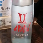 日本酒原価酒蔵 新宿東口店 - お水のボトルが今日はAKABU✨