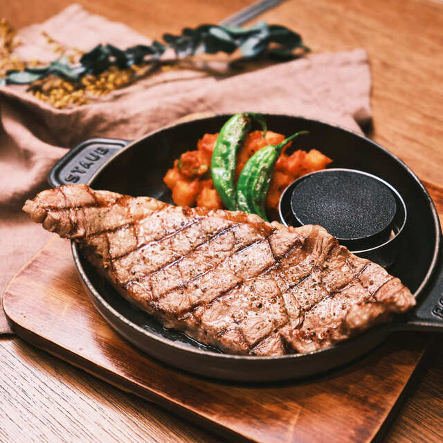 ume　手羽チップス　牛肺 BUTCHER&WINE - Shinsaibashi/Hamburger steak | Tabelog