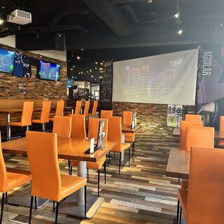 女性お一人から団体利用も◎スポーツ観戦もできる広々空間