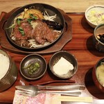 一入 - ソースをかけると良い香りが広がります✨