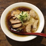 中華そば カリフォルニア - チャーシュウ肉わんたんそば黒