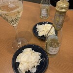 ワインバル ブライターデイ 東中野 - お通しのロディジャーノチーズ