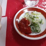 榮濱楼 - 薬味のねぎと出てきたのは、女将さんによるとニンニクも入っているという豆板醤。お客さんが比較的辛いもの好きとかで豆板醤があるそうですが....