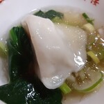 榮濱楼 - ちょっともちもちな皮に包まれた餡はちょいと粗びき感ありで少量。初めてでしたが、スープにビックリでした。