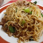 榮濱楼 - そして課題だったのがこちらの「譚家の炒めそば」700円。麺全体に薄味な醤油系とろみがコーティングされ豚バラや人参、もやしなど野菜たっぷり。２～３人でシェアできそうなボリュームは素晴らしい！のひと言！