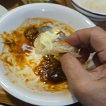 キッチン ブルー グローブ - ロールパンにはシチュー