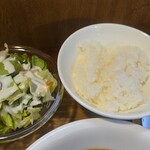 キッチン ブルー グローブ - サラダ、サーヒスのご飯のアップ