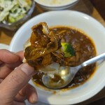 キッチン ブルー グローブ - ビーフを乗せて