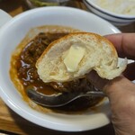 キッチン ブルー グローブ - 残りのハーフ・ロールパン