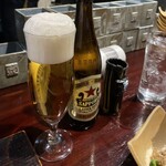 串焼きの京 - 左:瓶ビール、右:ミネラルウォーター495円