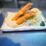 ゴメンネJIRO - ✽ 2ヶ月ぶりの大阪です。となるとジロさんです。
      このお店と、ワインのシラタキさんは私には欠かせません。写真はちょっとエビフライ（280円）。やっぱり自分の育ちの延長にあるのが外食なのかな。