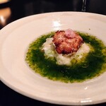 286449760 - 白子、ハナビラダケ、ウルイのリゾット、青海苔のブイヨン