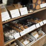 トイロ珈琲店 - 焼き菓子たちが並ぶテイクアウト窓口