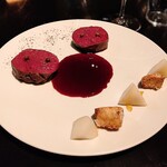286449794 - 蝦夷鹿の稲藁焼き、赤ワインソース、里芋、洋梨、仏手柑