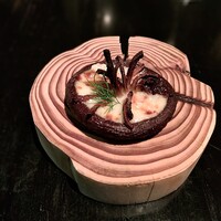 ラ・ボンヌターブル - 椎茸の軸焼き、熟酢クリーム、胡桃、ディル