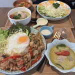 THAI CAFE SIMPLY BEST - 奥は友達が食べてたもの。トムヤムクンカレー+グリーンカレー