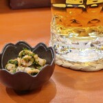 温鮮酒場 ちょんまげ - つきだしとサッポロ黒ラベル生ビール