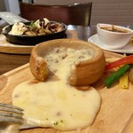 カフェダイニングアンドステーキ ガッテンダー - シカゴピザ＆ダッチベイビー＆お通しのシチューとパン