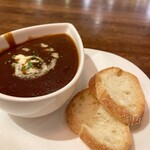 カフェダイニングアンドステーキ ガッテンダー - お通しのシチューとパン。これがお通し？っていうレベル