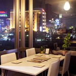 Dining Bar Beard - 窓辺に中州の夜景が映る