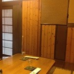 明石旬楽よもぎ - 掘り炬燵式のテーブルから出入り口を臨む